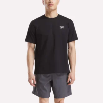Herre-T-shirt med lille logo, rund hals og korte ærmer