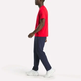 Herre-T-shirt med lille logo, rund hals og korte ærmer