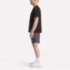 Herre-T-shirt med lille logo, rund hals og korte ærmer