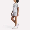 Oversized T-shirt med stort logo og korte ærmer til kvinder Oversized T-shirt med stort logo og korte ærmer til kvinder