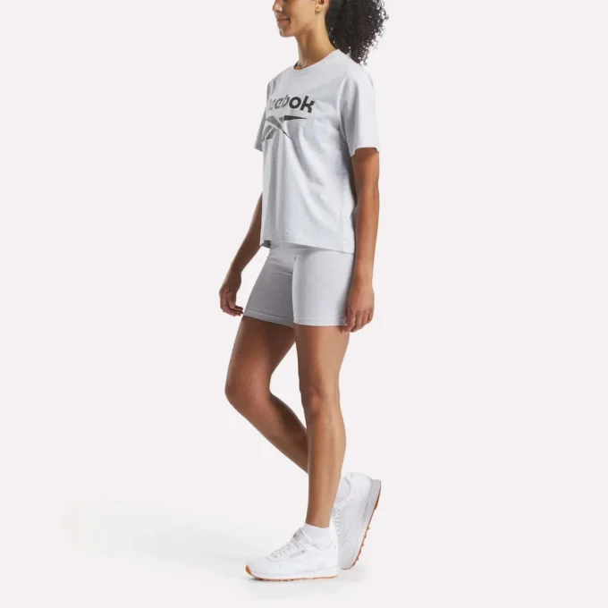 Oversized T-shirt med stort logo og korte ærmer til kvinder Oversized T-shirt med stort logo og korte ærmer til kvinder